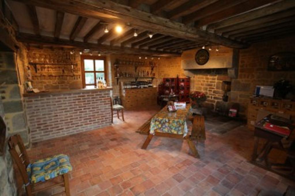 Bed and Breakfast Ferme Cidricole Hugues Desfrieches Sainte-Marguerite-de-Carrouges Екстер'єр фото